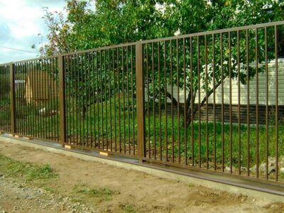 Забор кованый на кирпичных столбах ЗБ-5712