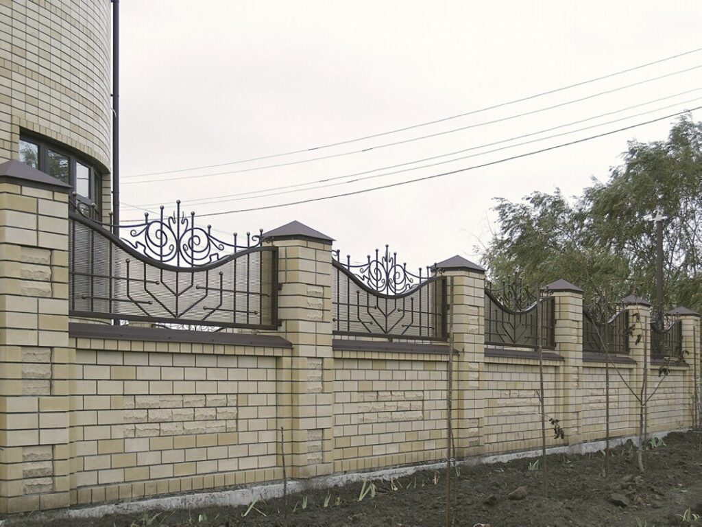 Кованый забор с фигурными пиками и навершиями на прутьях