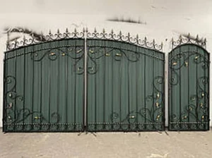 Кованые ворота с профнастилом