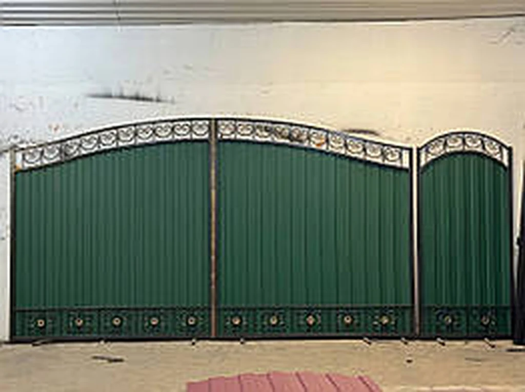 Кованые ворота с профнастилом под заказ А-0130
