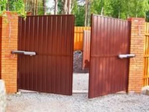 Распашные ворота Doorhan 1800х2200 коричневого цвета