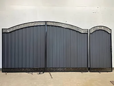 Ворота кованые с профнастилом и калиткой А-01237