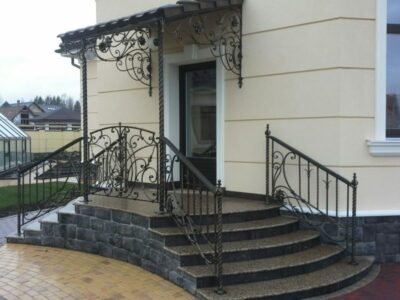 Кованое крыльцо для загородного дома ККР-015
