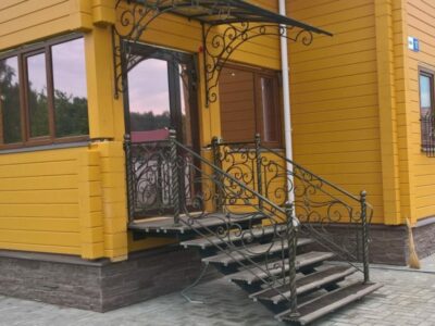 Кованое крыльцо с козырьком ККР-017